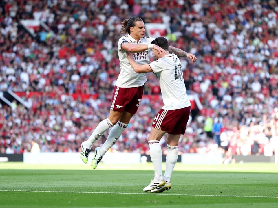 两支球队都, 得了三分, 承受压力并